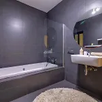 Modern 2br Apartment *