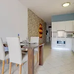 Modern 2br
