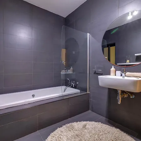 Modern 2br דירה *